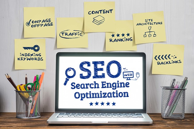 Notebook s nápisem SEO Search Engine Optimization obklopený žlutými lístečky s pojmy content, traffic, ranking, backlinks a keywords.